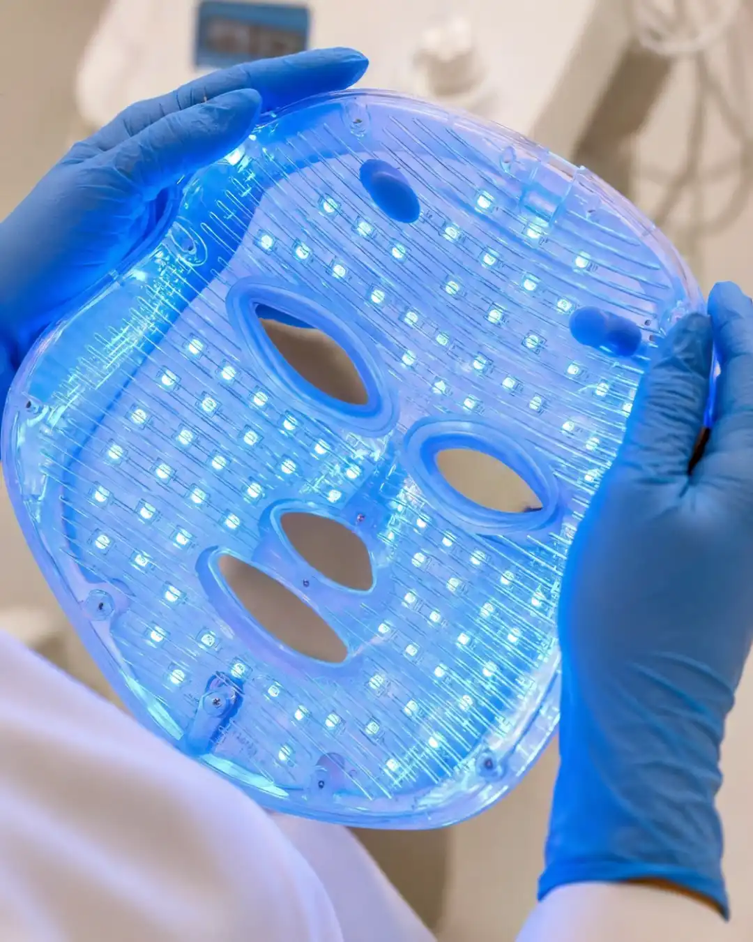 Nahaufnahme der einzelnen leuchtenden LED-Dioden einer LED-Gesichtsmaske