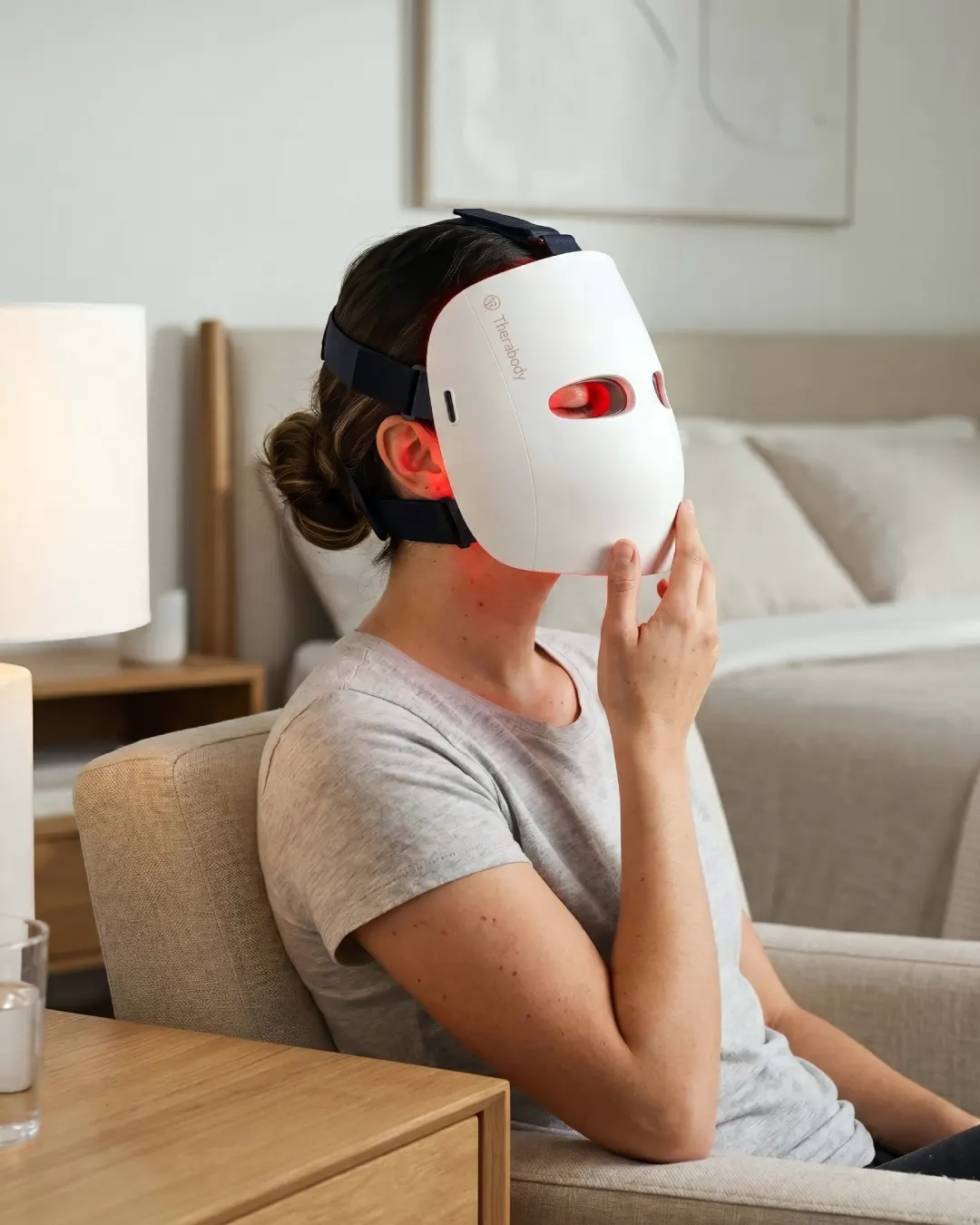 LED-Maske als fester Teil der abendlichen Hautpflege-Routine