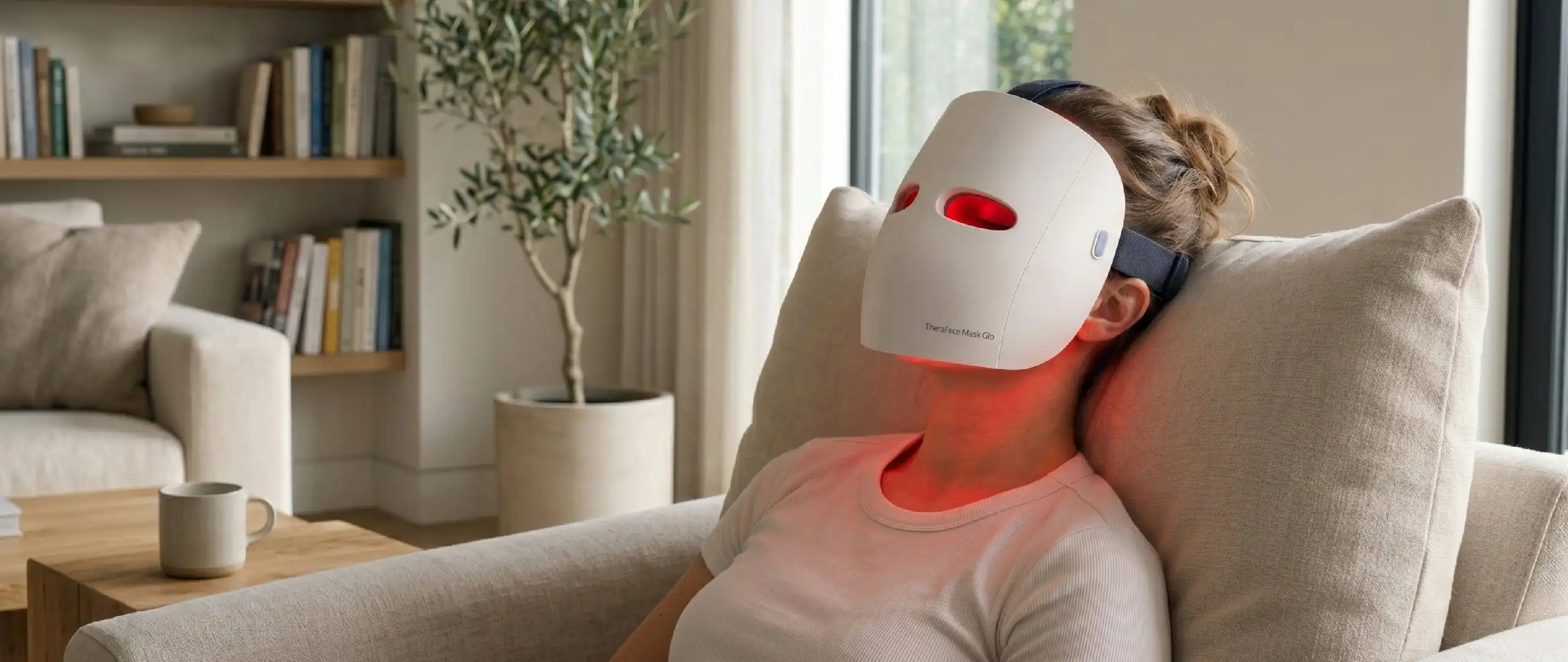 Entspannende 12-Minuten-Sitzung am Abend mit der TheraFace Mask Glo LED-Maske