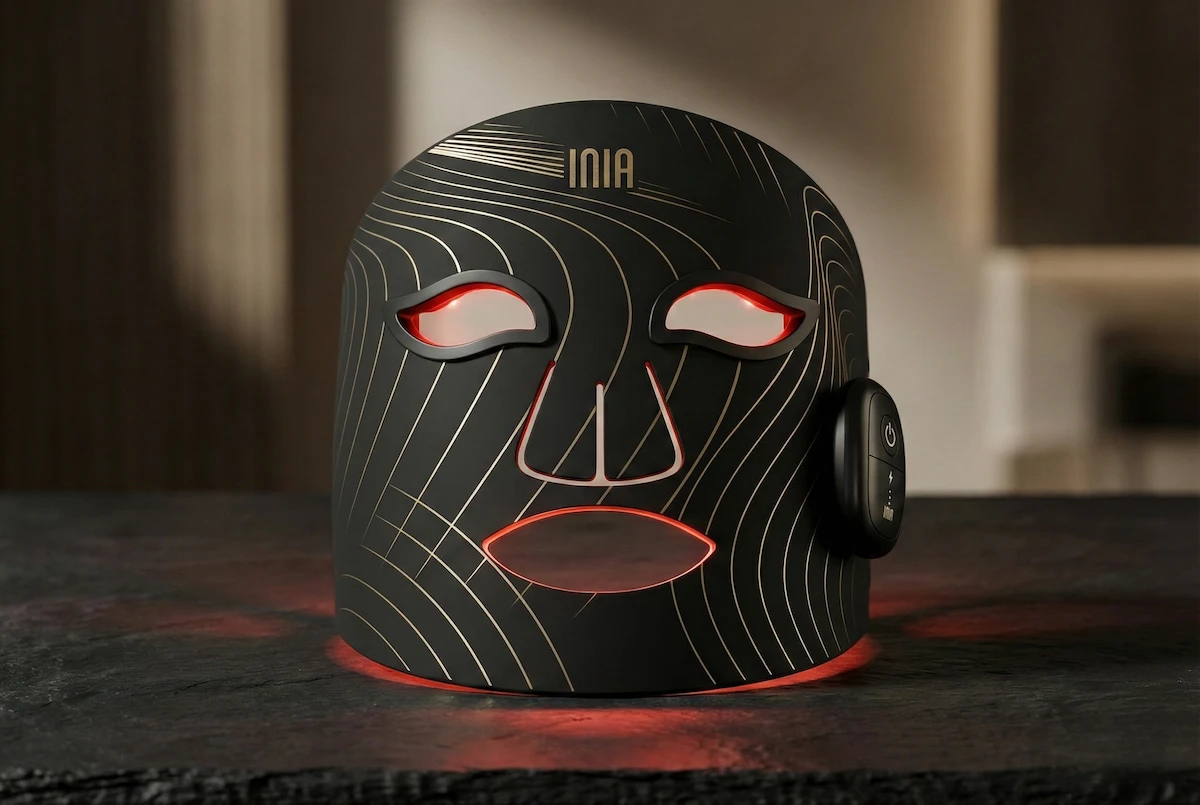 Inia LED Gesichtsmaske im Studio als Hero-Motiv